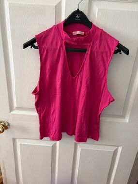 Mock Neck V-Cut Sleeveless Tank Top in Hot Pink